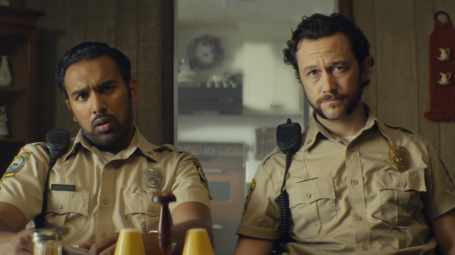 Greedy People : Himesh Patel et Joseph Gordon-Levitt Peinent à Trouver le Bon Ton
